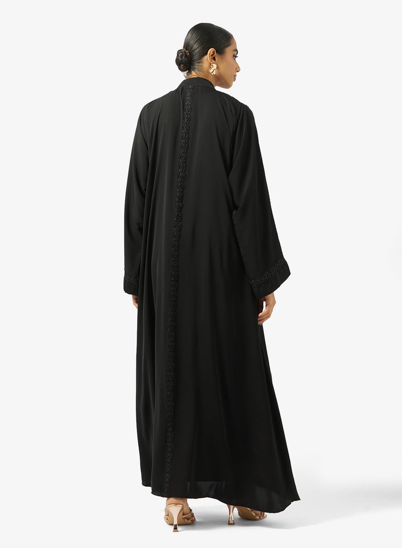 هيا كلوزيت عباية مفتوحة بياقة على شكل حرف  وتفاصيل دانتيل وطيات - Image 2